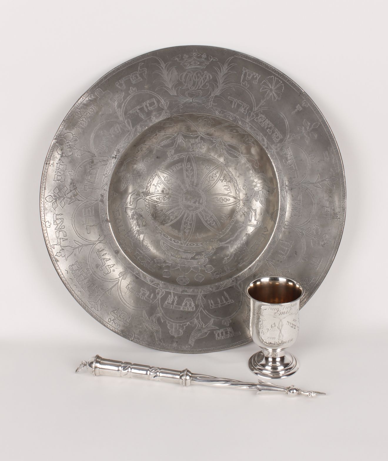 Sederteller, Jad und Kidduschbecher aus der Sammlung des Clemens Sels Museums Neuss