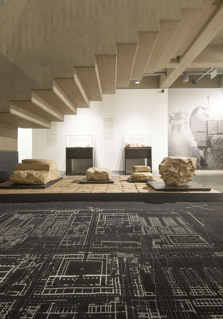 Ein Blick in die Dauerausstellung zur römischen Geschichte im Untergeschoss zeigt Fundstücke
