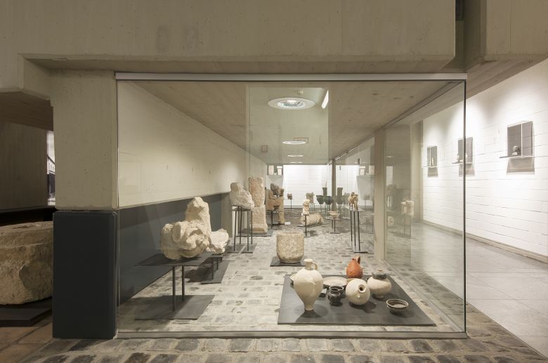 Ein Blick in die Dauerausstellung zur römischen Geschichte im Untergeschoss zeigt Fundstücke