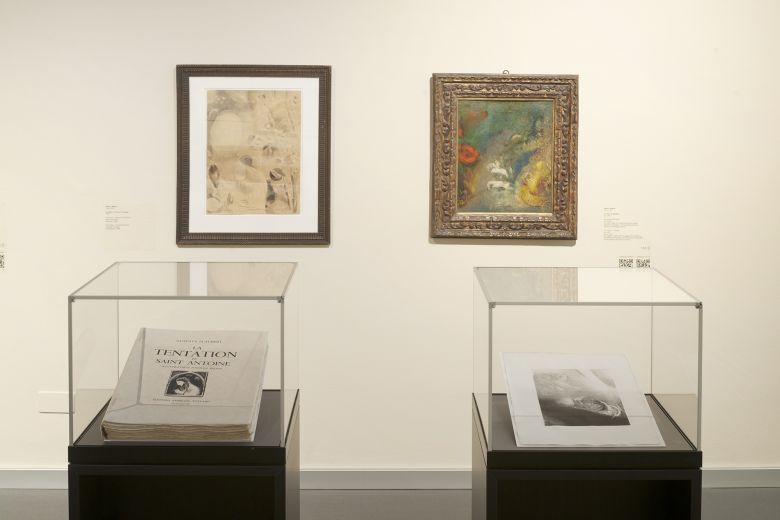 Blick in die Dauerausstellung der Symbolisten, hier mit einer Kohlezeichnung, einem Gemälde und einem Malerbuch von Odilon Redon