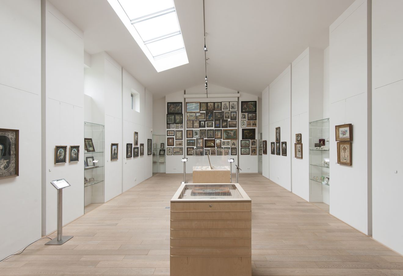 Blick in die Dauerausstellung des Feld-Hauses &ndash; Museum f&uuml;r Popul&auml;re Druckgrafik mit der noch von Dr. Irmgard Feldhaus mitkonzipierten Petersburger H&auml;ngung