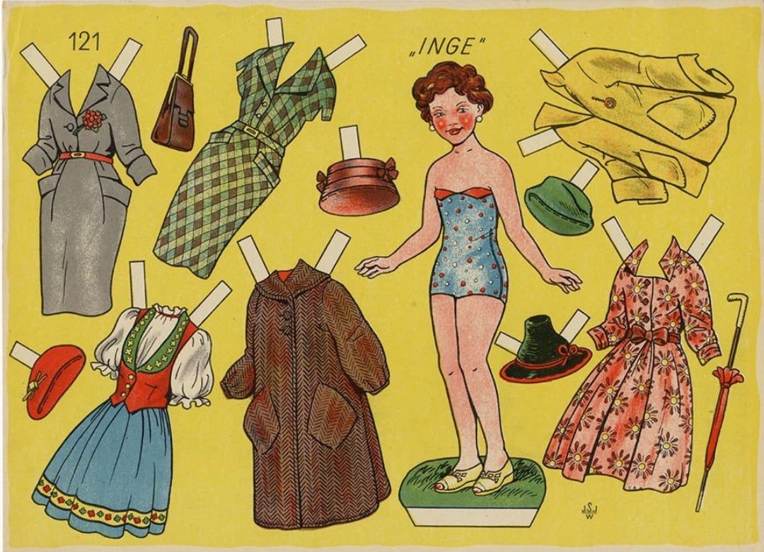 Eine alte Postkarte mit dem Anziehpüppchen „Inge“ und Kleidungsstücken zum Ausschneiden