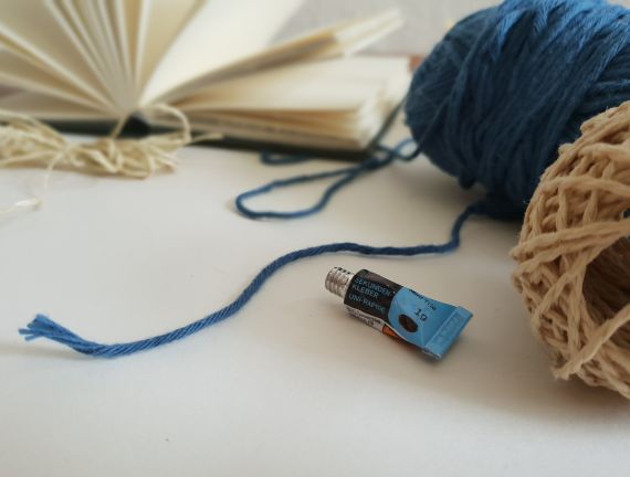 Blaues Wollkn&auml;uel, Bastelgarn und eine Tube Klebstoff