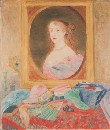Tisch auf dem farbige Gegenstände liegen und einem gerahmten Frauenporträt