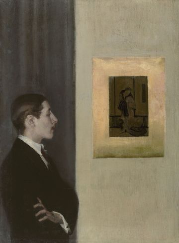 Ein Jjunger Mann steht im Profil vor einem Vorhang und betrachtet ein Bild im Goldrahmen