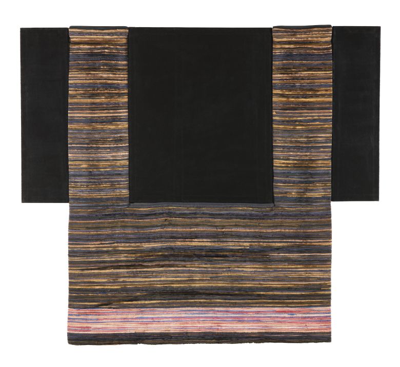 Der große Wandteppich Schwarzes Tabernakel von Helmut Hahn besteht aus drei schwarzen Leinwänden und Stoff in gedeckten Farben. Diese sind ähnlich eines Gewandes arrangiert