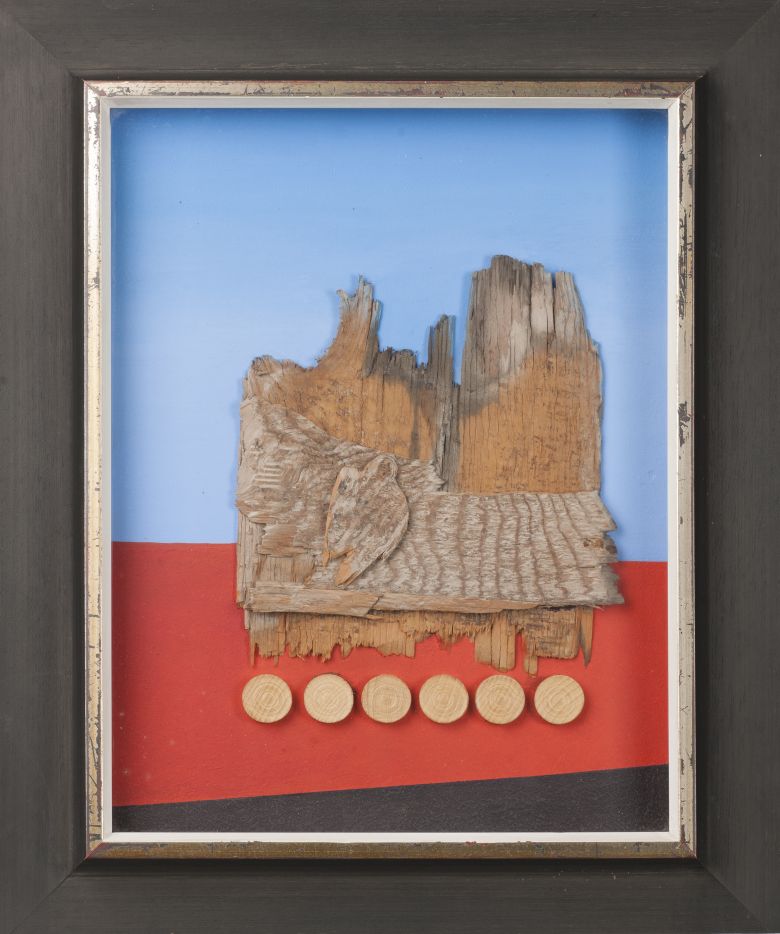 Der Objektkasten Rendre hommage à M. E. von Helmut Hahn besteht aus einer mittigen rechteckigen Holzplatte, darunter sechs weise Spielsteine. Der Hintergrund ist über die Hälfte hellblau, darunter rot und ein kleinerer diagnaler schwarzer Streifen am unteren Bildrand. Der Rahmen des Kastens in schwarz