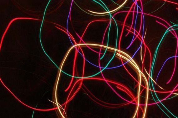 Foto von Lichtspuren im dunklen Raum