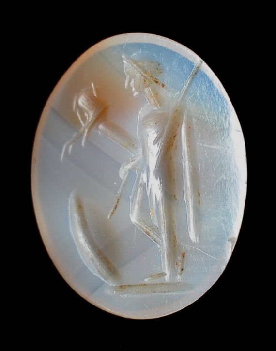 Der Gott Mars Latobius auf einer römischen Gemme aus weißlichem Achat.