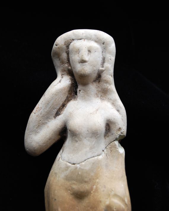 Muttergöttin in Gestalt der Venus aus Ton.