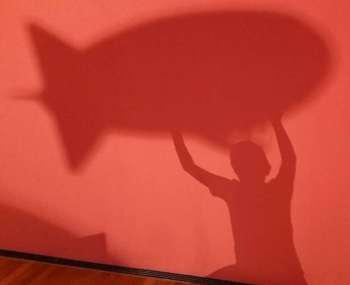 Die Fotografie zeigt die Schatten eines Kindes und eines Zeppelins.