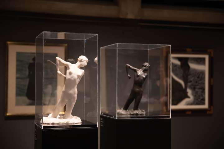 Aufnahme aus der Ausstellung. Zwei Skulpturen von George Minne im Vordergrund, zwei Gemälde von Spilliaert im Hintergrund