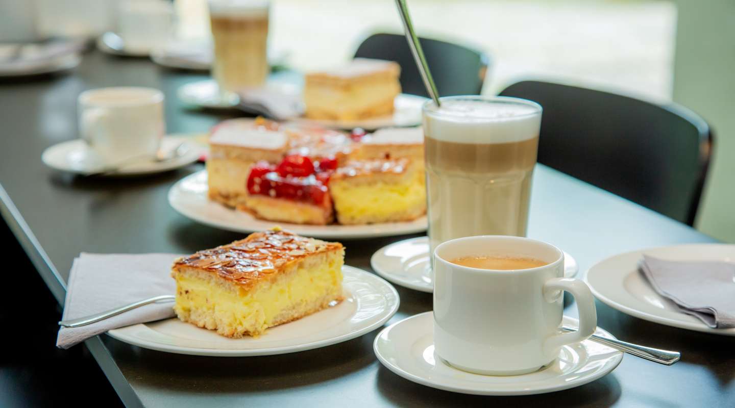 Kuchen und Kaffee auf einem Tisch
