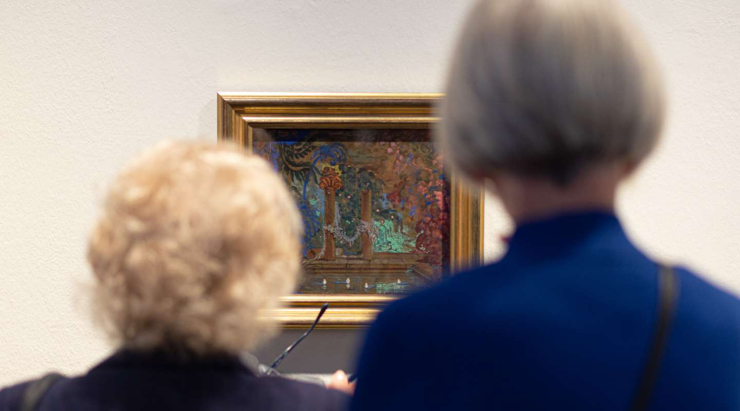 Zwei Personen betrachten ein Kunstwerk
