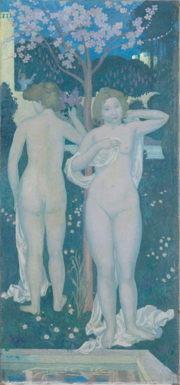 Hochformatiges Bild mit zwei stehenden nackten Frauen. Im Vordergrund ist ein Wasserbecken zu sehen im Hintergrund steht ein blühender Baum.